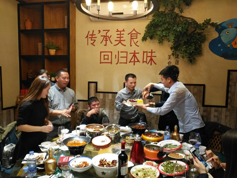 瑞泰一家人之員工生日聚會——切蛋糕 瑞泰一家人之員工生日聚會——切蛋糕