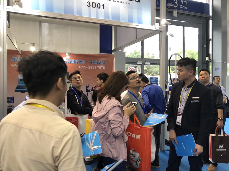 瑞泰風(fēng)工業(yè)大吊扇吸引前來(lái)觀(guān)摩的人流 瑞泰風(fēng)工業(yè)大吊扇吸引前來(lái)觀(guān)摩的人流