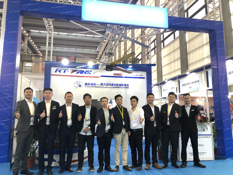 展會(huì)結(jié)束集體合影留念 展會(huì)結(jié)束集體合影留念